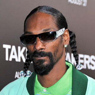 Snoop Dogg in Los Angeles Premiere of 'Takers' - Arrivals