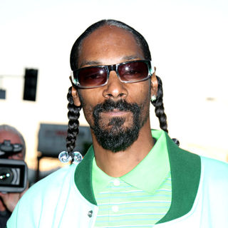 Snoop Dogg in Los Angeles Premiere of 'Takers' - Arrivals