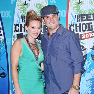 Hilary Duff, Mike Comrie in The 12th Annual Teen Choice Awards 2010