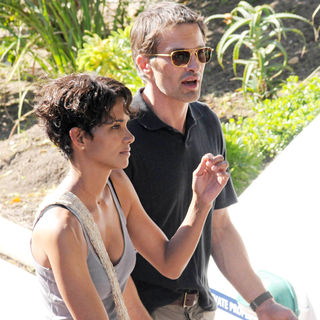 Halle Berry, Olivier Martinez in On The Set of The Movie 'Dark Tide'