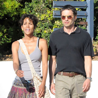 Halle Berry, Olivier Martinez in On The Set of The Movie 'Dark Tide'