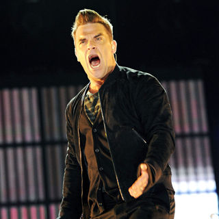 Robbie Williams in Heroes Concert