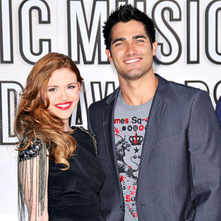 Holland Roden, Tyler Hoechlin in The 2010 MTV Video Music Awards (MTV VMAs) - Arrivals