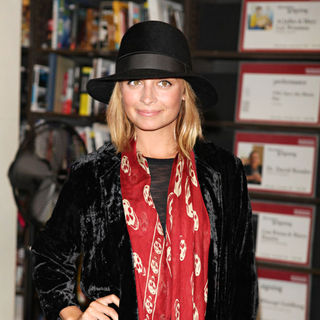 Nicole Richie in Nicole Richie Signing Copies of Her Book 'Priceless'