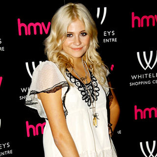 Pixie Lott in Mama Do Singer Signs Copies of Her New Single 'Broken Arrow'