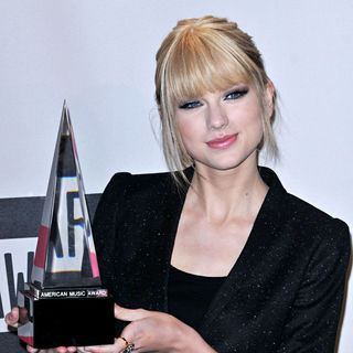 Taylor Swift in 2010 American Music Awards - Press Room