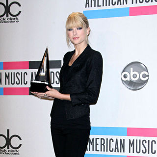Taylor Swift in 2010 American Music Awards - Press Room