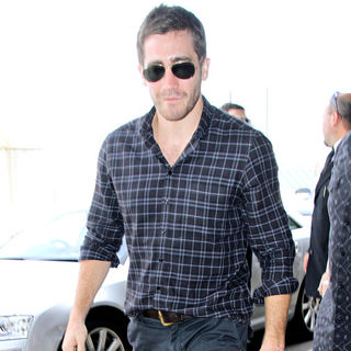 Jake Gyllenhaal in Jake Gyllenhaal Leaves Sydney International Airport