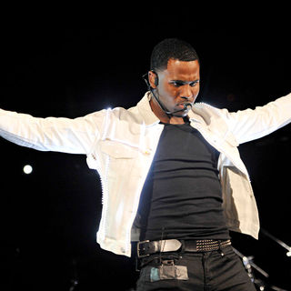 Jason Derulo in The 2010 B96 Jingle Bash Show