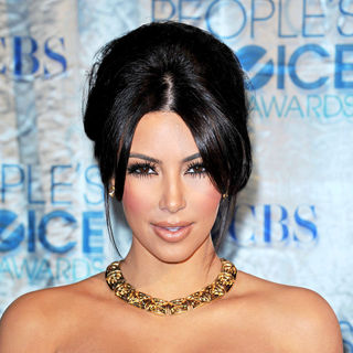 Kim Kardashian in 2011 People's Choice Awards - Arrivals