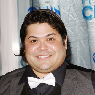 Harvey Guillen in 2011 People's Choice Awards - Arrivals