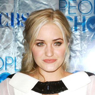 Amanda Michalka in 2011 People's Choice Awards - Arrivals