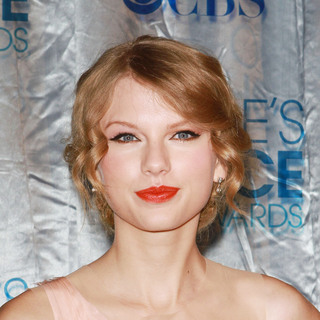 Taylor Swift in 2011 People's Choice Awards - Arrivals