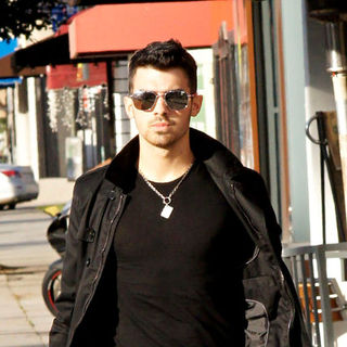 Joe Jonas, Jonas Brothers in Joe Jonas Leaving Real Food Daily