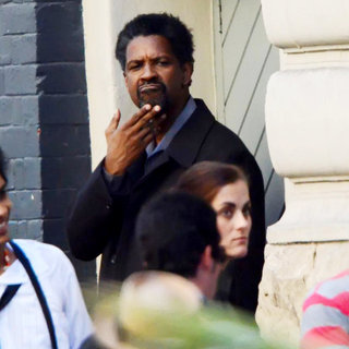 Denzel Washington in Filming A Scene for New Film 'Safe House'
