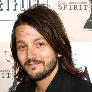Diego Luna in The 2011 Film Independent Spirit Awards - Arrivals