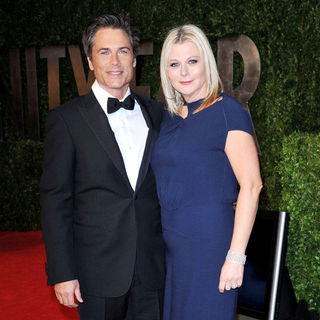 Rob Lowe, Sheryl Berkoff in 2011 Vanity Fair Oscar Party - Arrivals