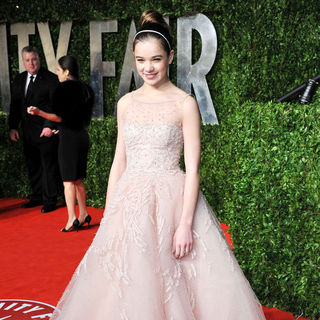 Hailee Steinfeld in 2011 Vanity Fair Oscar Party - Arrivals