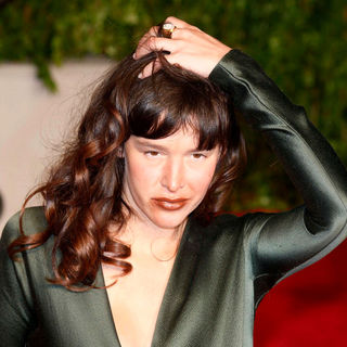 Paz de la Huerta in 2011 Vanity Fair Oscar Party - Arrivals