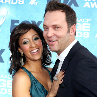 Tamera Mowry, Adam Housley in 42nd NAACP Image Awards - Arrivals