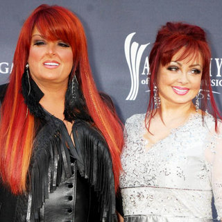 Wynonna Judd, Naomi Judd in The Academy of Country Music Awards 2011 - Arrivals