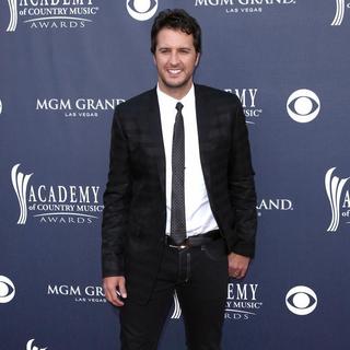 Luke Bryan in The Academy of Country Music Awards 2011 - Arrivals