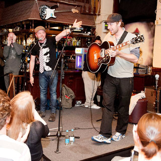 Simon Pegg, Chris Martin in Simon Pegg and Chris Martin of Coldplay Perform at Boogaloo