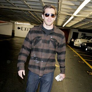 Jake Gyllenhaal in Jake Gyllenhaal Pays for His Parking while Leaving A Medical Centre in Beverly Hills
