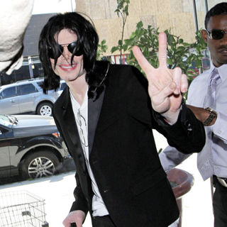 Michael Jackson in Michael Jackson takes a shopping trip