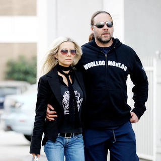 Russell Crowe, Danielle Spencer in Danielle Spencer and Russell Crowe out and about in Beverly Hills on Black Friday