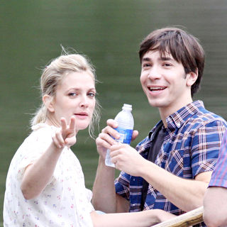 Drew Barrymore, Justin Long in Drew Barrymore shares a kiss with co-star Justin Long while filming a scene 'Going the Distance'