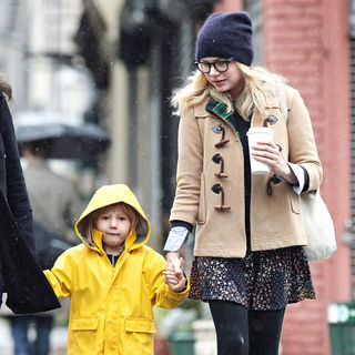 Michelle Williams in Michelle Williams and Matilda Ledger Brave The Morning Rain to Pickup Coffee