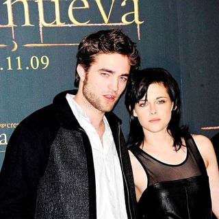 Robert Pattinson, Kristen Stewart in 'The Twilight Saga: New Moon' Photocall