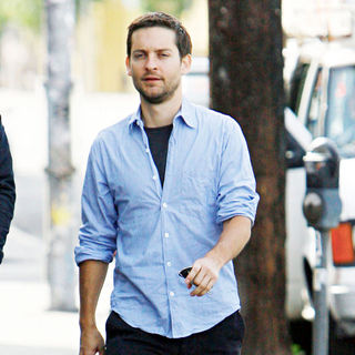 Tobey Maguire in Tobey Maguire with his family after having breakfast