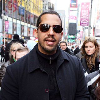 David Blaine in David Blaine Performs Card Tricks in Times Square for Tourists and Passers