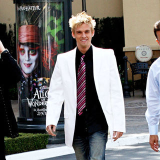 Aaron Carter seen out shopping in Hollywood with friends - wenn5423969