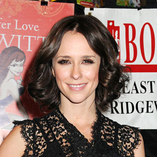Jennifer Love Hewitt in Jennifer Love Hewitt Signs Copies of Her New Book 'The Day I Shot Cupid'