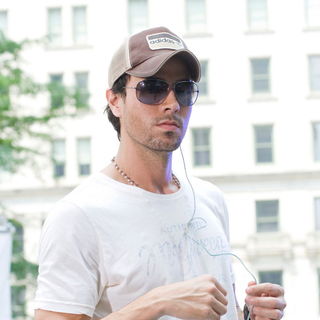 Enrique Iglesias in Enrique Iglesias Performing Live on The 'CBS Early Show'