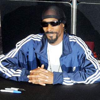 Snoop Dogg in Snoop Dogg Greets Fans During Landy Cognac VS Signing