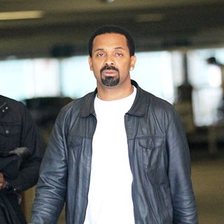 Mike Epps in Mike Epps Filming An Interview for The Entertainment Television News Programme 'Extra'