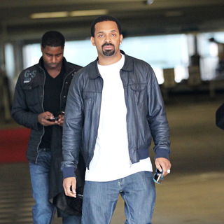 Mike Epps in Mike Epps Filming An Interview for The Entertainment Television News Programme 'Extra'