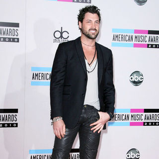 Maksim Chmerkovskiy in 2010 American Music Awards - Arrivals