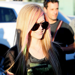 Avril Lavigne Leaving Fred Segal in West Hollywood with Her Boyfriend After Christmas Shopping - wenn5582070