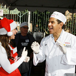 Jennifer Love Hewitt, Antonio Villaraigosa in Celebrities Volunteer on Christmas Eve to Serve The Homeless