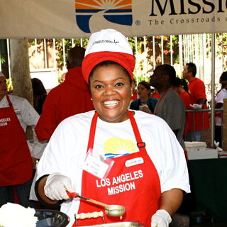 Yvette Nicole Brown in Celebrities Volunteer on Christmas Eve to Serve The Homeless