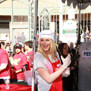Stephanie Pratt in Celebrities Volunteer on Christmas Eve to Serve The Homeless