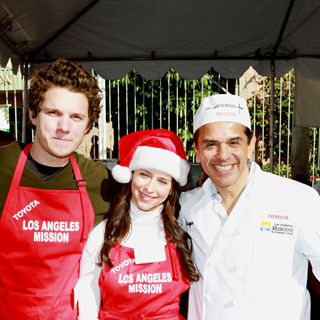 Alex Beh, Jennifer Love Hewitt, Antonio Villaraigosa in Celebrities Volunteer on Christmas Eve to Serve The Homeless