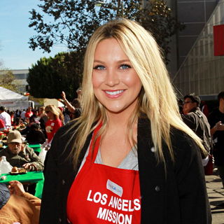 Stephanie Pratt in Celebrities Volunteer on Christmas Eve to Serve The Homeless