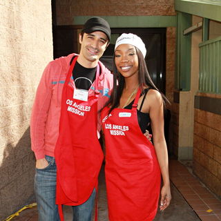 Gilles Marini, Brandy in Celebrities Volunteer on Christmas Eve to Serve The Homeless