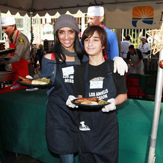 Carole Marini, George Marini in Celebrities Volunteer on Christmas Eve to Serve The Homeless